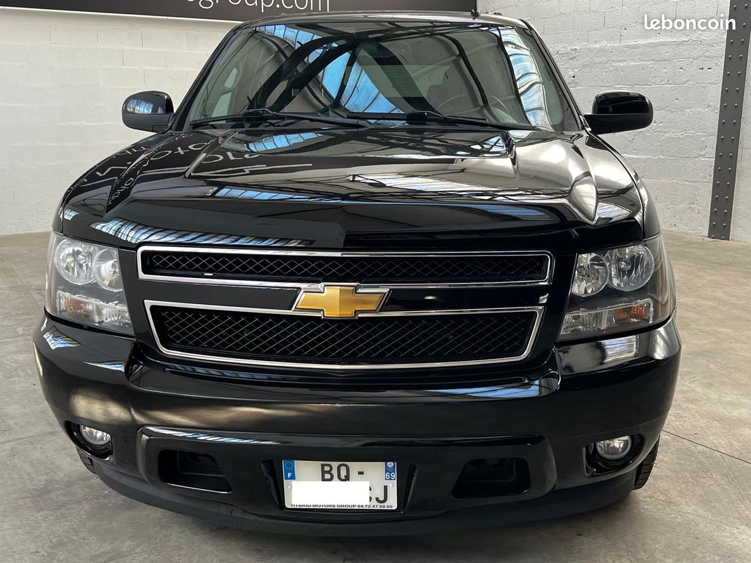 Chevrolet Suburban - Photo 2