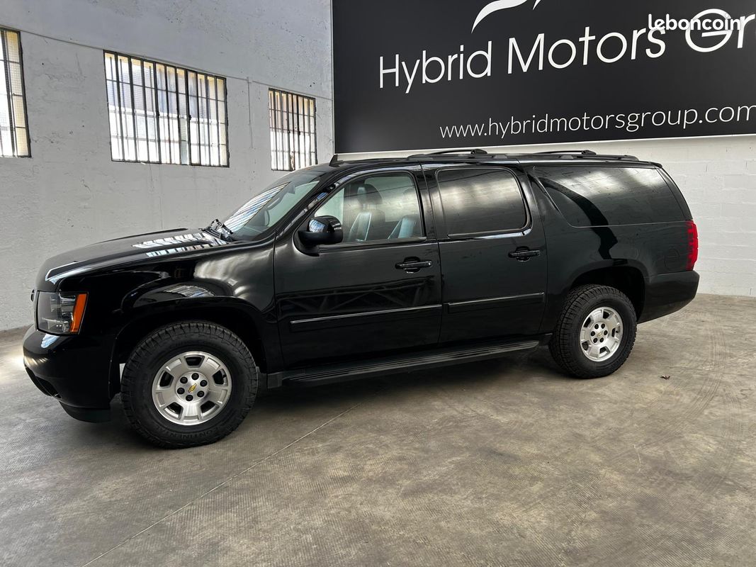 Chevrolet Suburban - Photo 3