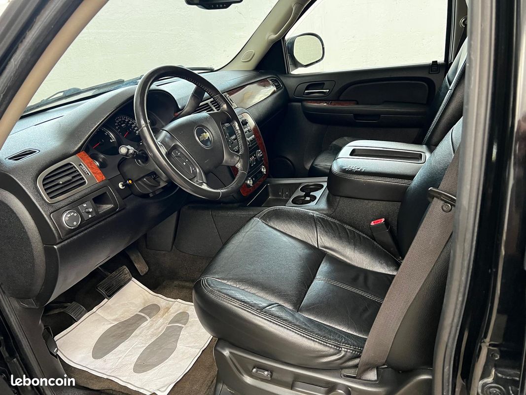 Chevrolet Suburban - Photo 5