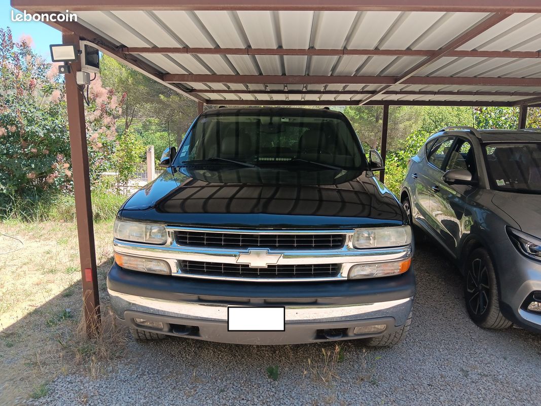 Chevrolet Tahoe - Photo 2