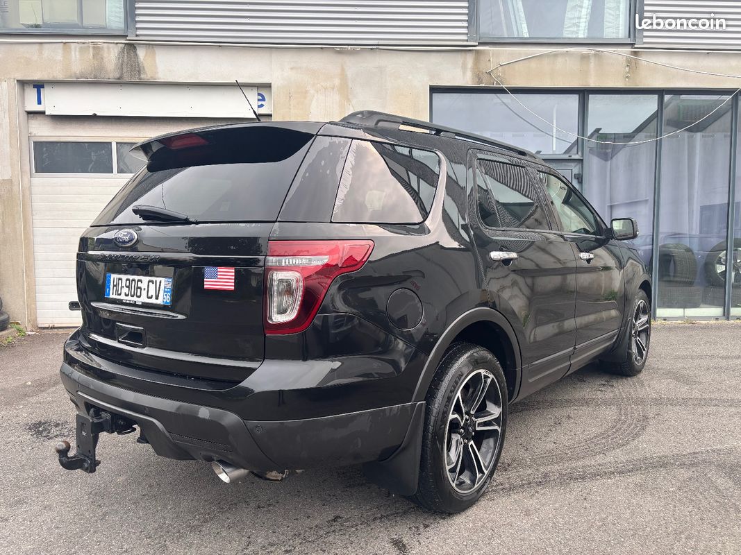 Ford Explorer - Photo 2