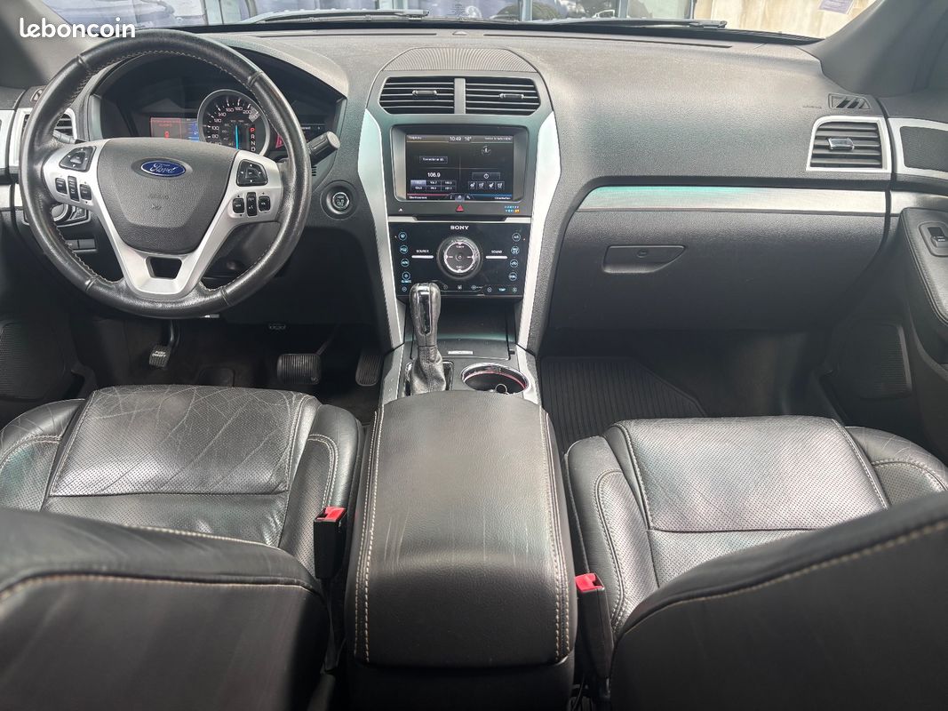 Ford Explorer - Photo 3