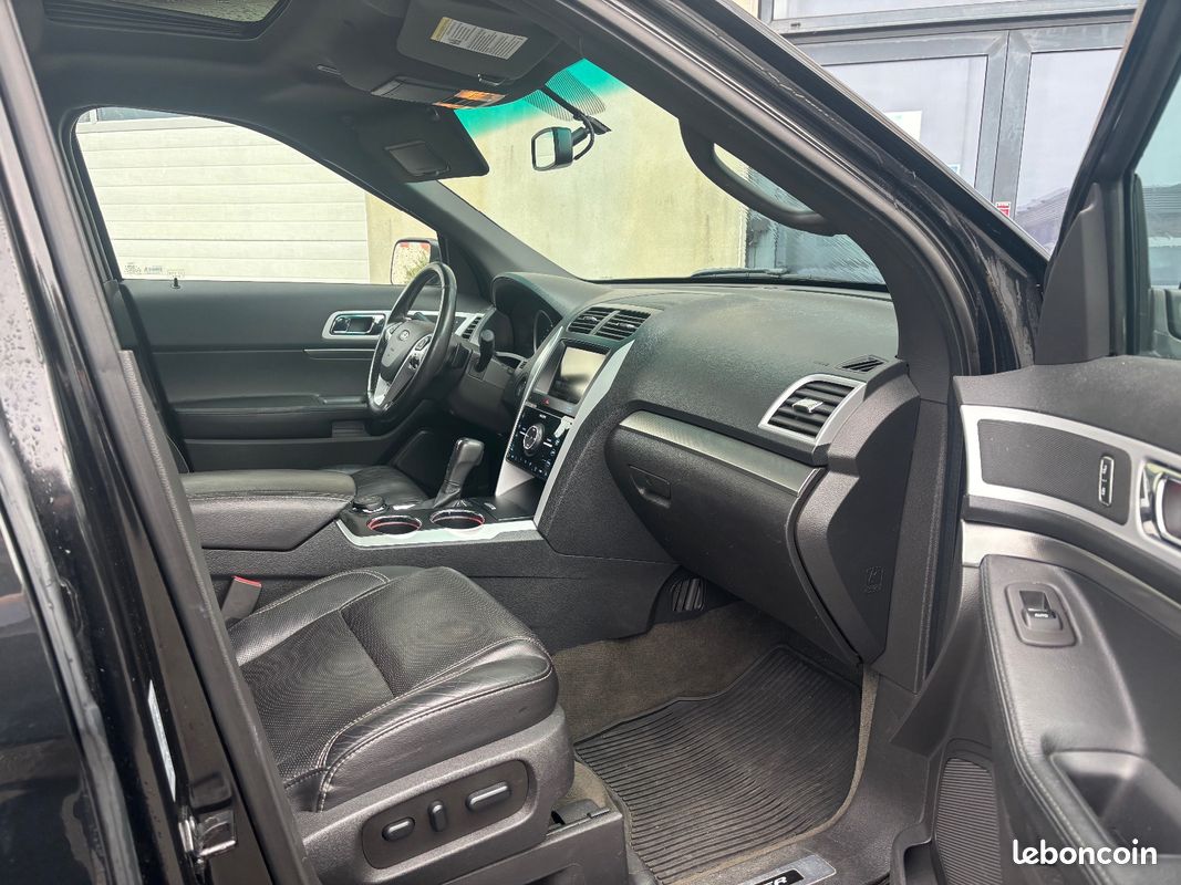 Ford Explorer - Photo 4